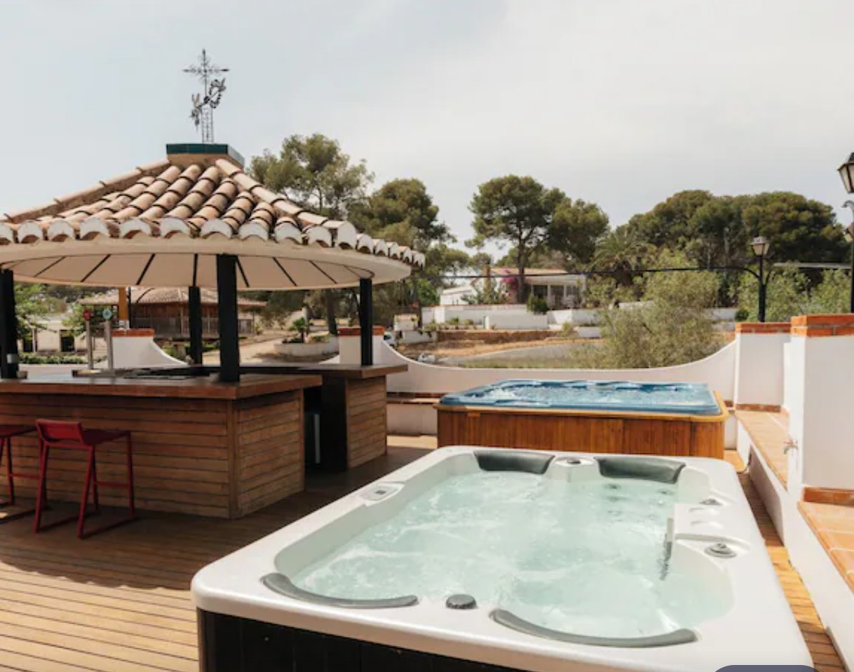Outdoor jacuzzi and bar